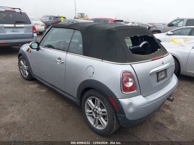 2011 MINI COOPER WMWZN3C56BTZ78261 Photo 2
