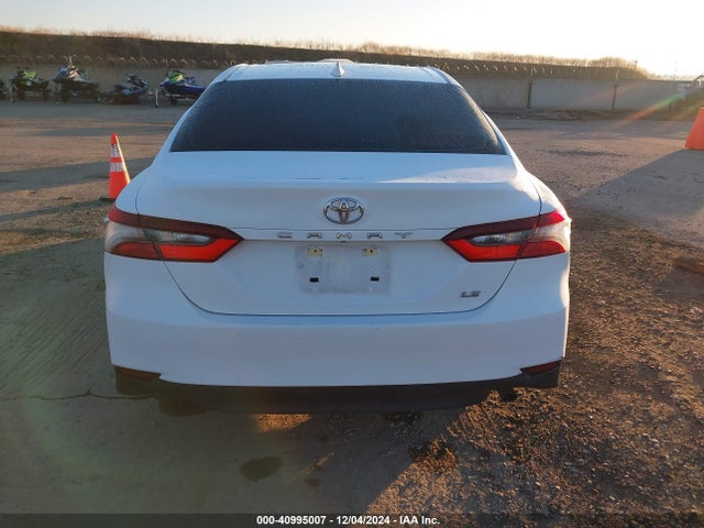 4T1C11AK8NU658404 Toyota CAMRY LE