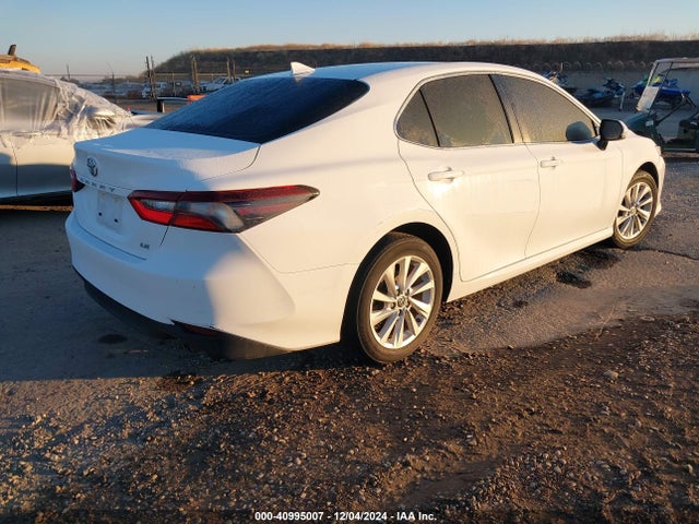 4T1C11AK8NU658404 Toyota CAMRY LE