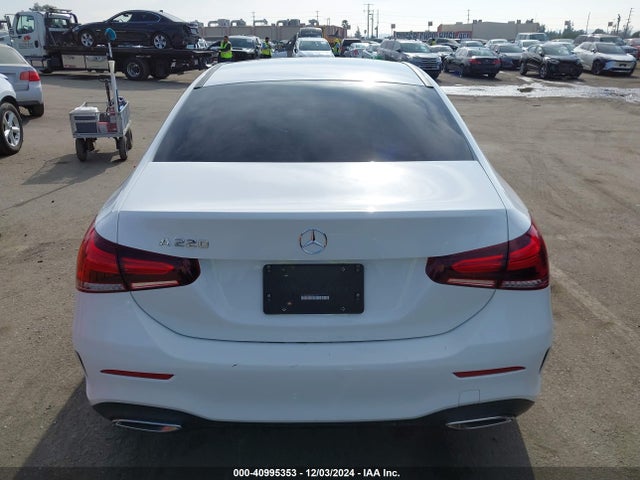 W1K3G4EB3NJ371977 Mercedes-Benz A 220