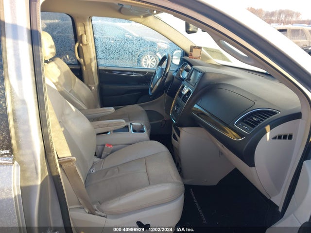 2C4RC1GG2ER345518 Chrysler Town & Country Limited