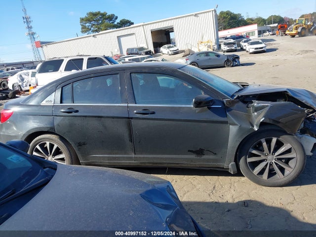 Chrysler 200 Touring 2014 1C3CCBBG5EN132079 Image 13