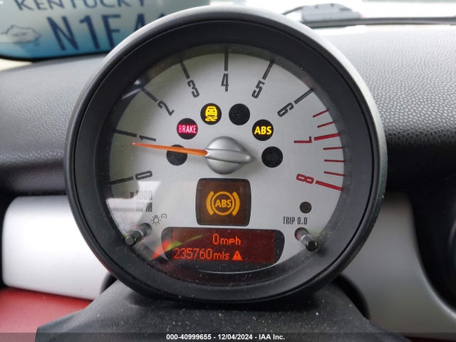 2011 MINI COOPER CLUBMAN WMWZF3C50BTX82443 Photo 6