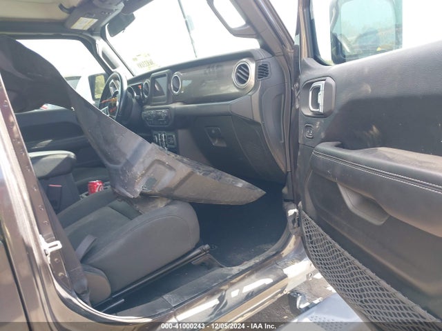 1C4HJXEN2KW516244 Jeep Wrangler Unlimited Sahara 4x4