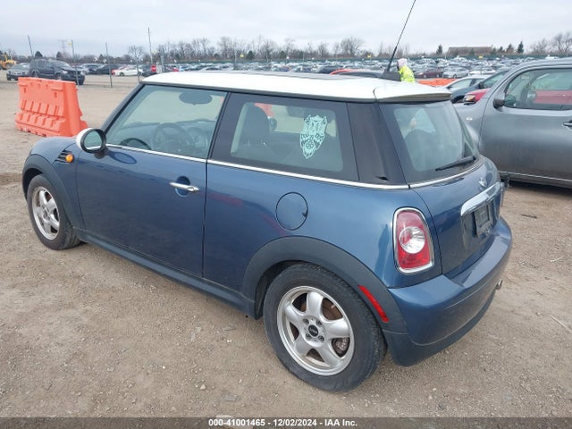2011 MINI COOPER WMWSU3C55BT095322 Photo 2