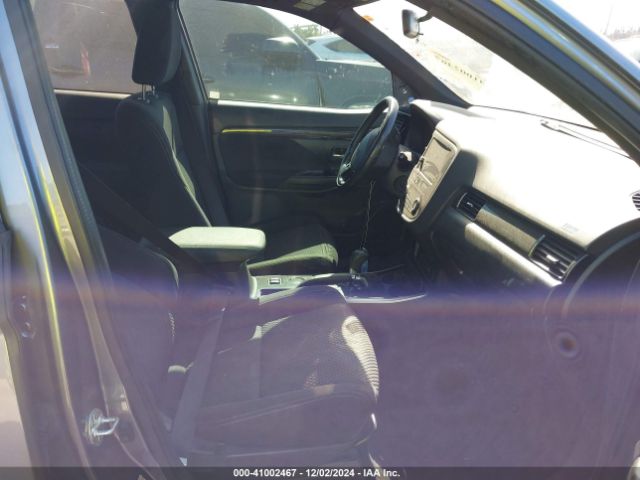 JA4AD3A38JZ018708 Mitsubishi Outlander Le