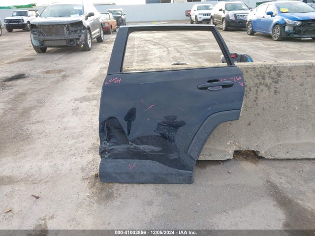 Toyota RAV4 LE 2019 JTMH1RFV5KD042330 Image 12