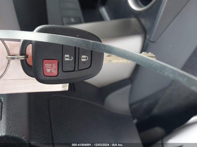 JTMZFREV2FJ057088 Toyota RAV4 LE