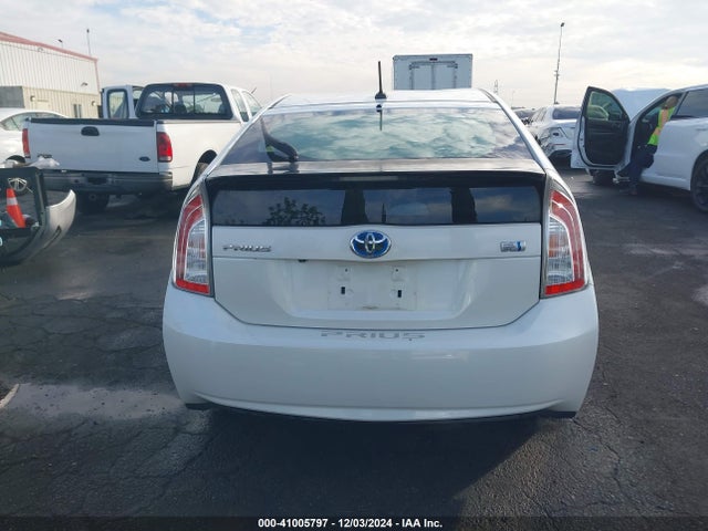 JTDKN3DU7F1872641 Toyota Prius Five