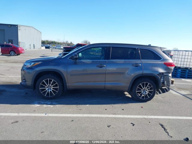 5TDJZRFH5JS815868 Toyota Highlander Se