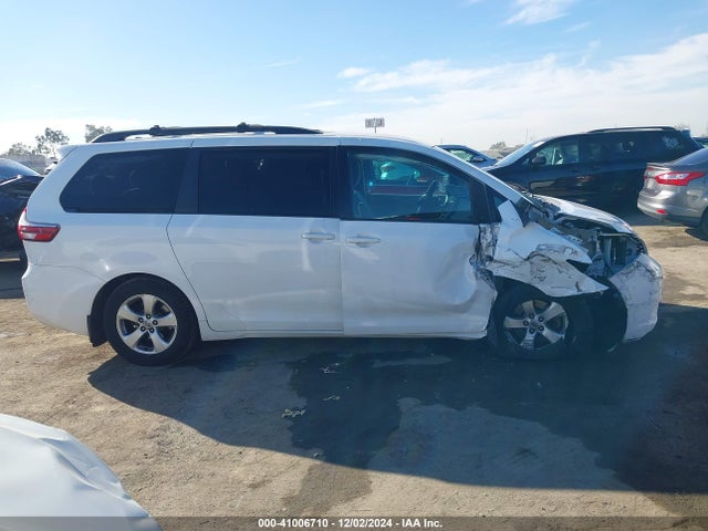 Toyota Sienna Le 8 Passenger 2017 5TDKZ3DCXHS871727 Image 14