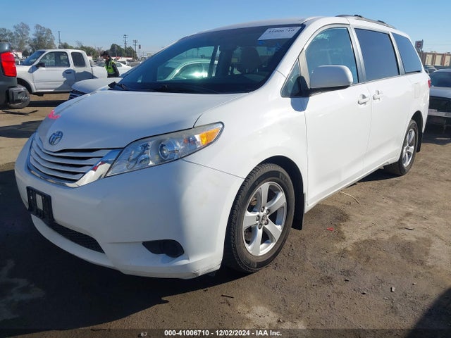 Toyota Sienna Le 8 Passenger 2017 5TDKZ3DCXHS871727 Image 2