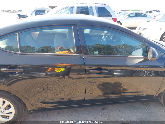 Hyundai ELANTRA SE 2018 5NPD74LF5JH392322 Image 13