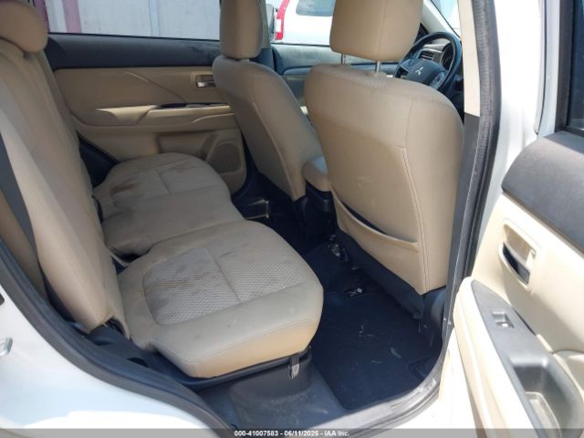JA4AZ3A33JZ009318 Mitsubishi Outlander Se