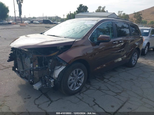 Toyota SIENNA XLE 2022 5TDYRKEC1NS081585 Image 2
