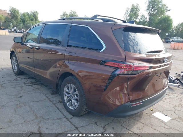 Toyota SIENNA XLE 2022 5TDYRKEC1NS081585 Image 3