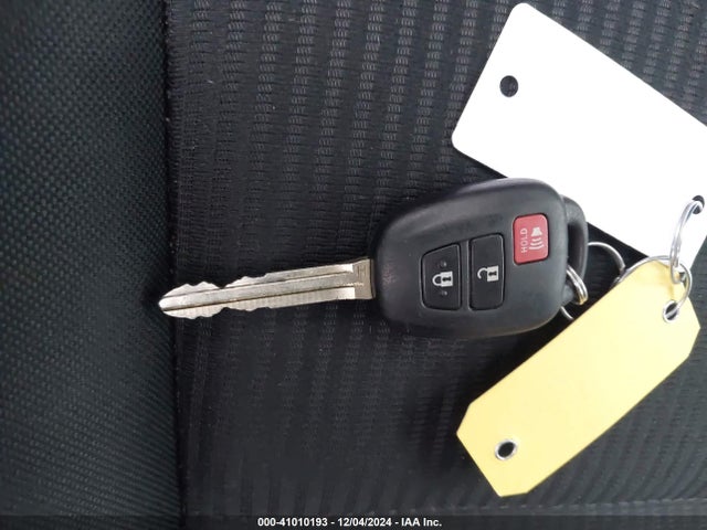 Toyota RAV4 LE 2017 2T3BFREV8HW586390 Image 11