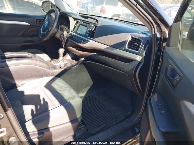 5TDZARFH4KS050972 Toyota Highlander Le