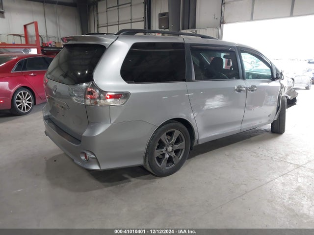 5TDXZ3DC9HS885348 Toyota SIENNA SE