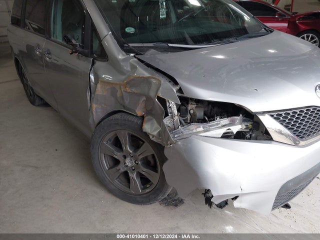 5TDXZ3DC9HS885348 Toyota SIENNA SE