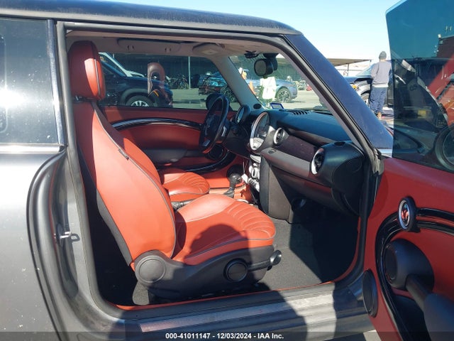 2009 MINI COOPER S WMWMF73599TW87908 Photo 4