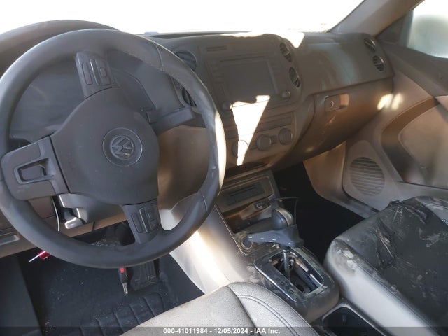 WVGBV7AX8HK017137 Volkswagen Tiguan 2.0t/s