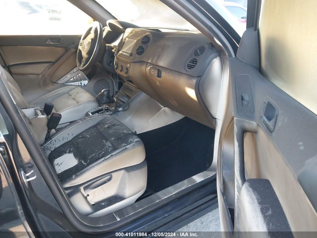 WVGBV7AX8HK017137 Volkswagen Tiguan 2.0t/s