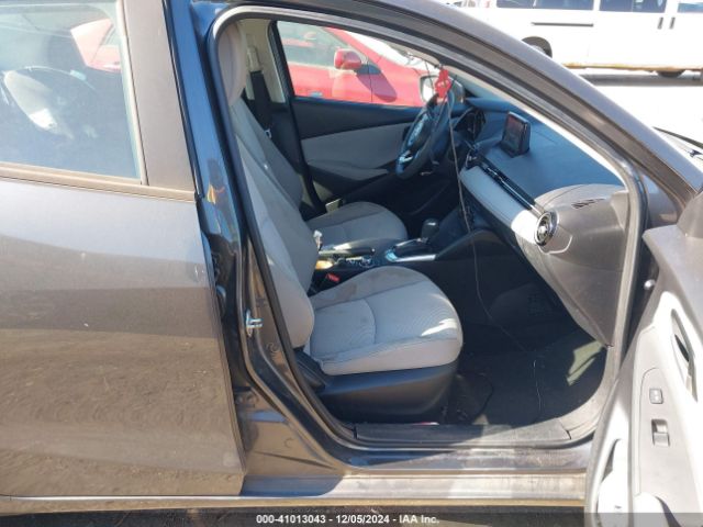 3MYDLBYV8LY707895 Toyota YARIS LE
