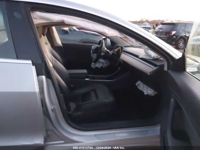 2018 TESLA MODEL 3 5YJ3E1EB5JF065265 Photo 4