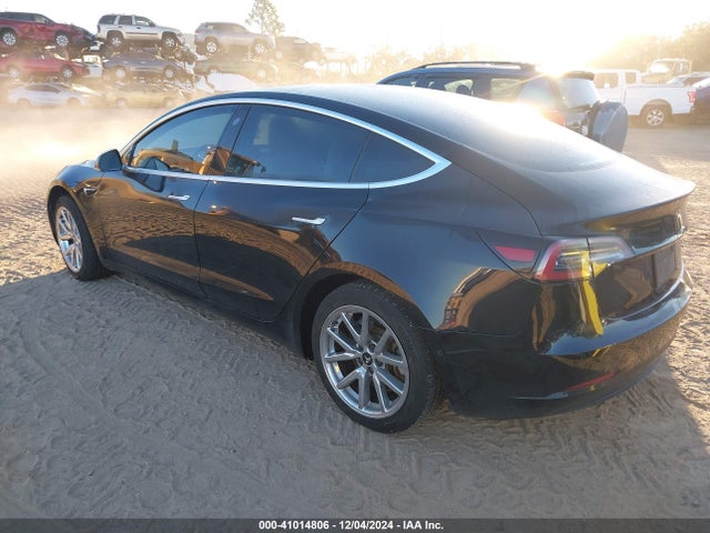 2019 TESLA MODEL 3 5YJ3E1EA6KF323561 Photo 2