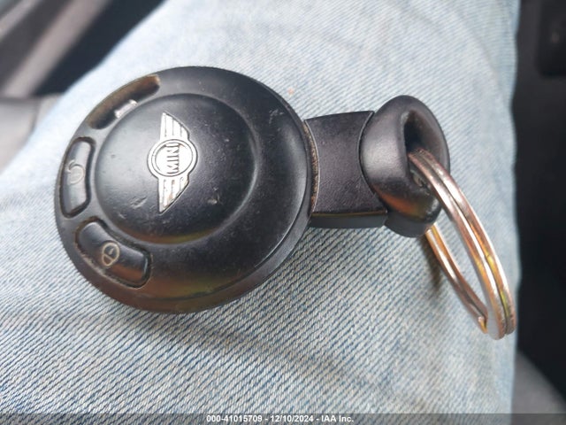 2010 MINI COOPER WMWMF3C53ATZ64422 Photo 10