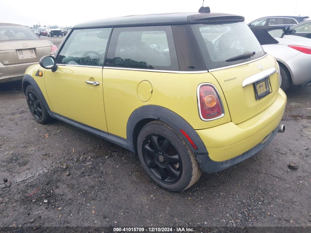 2010 MINI COOPER WMWMF3C53ATZ64422 Photo 2