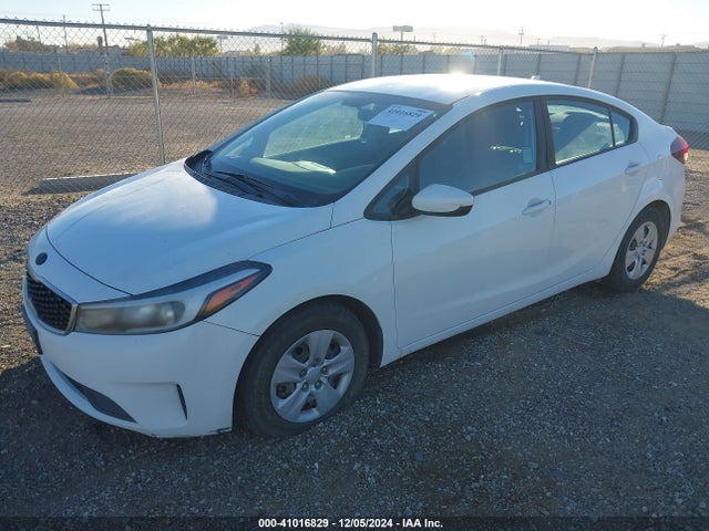 KIA FORTE LX 2017 3KPFK4A74HE110351 Image 2