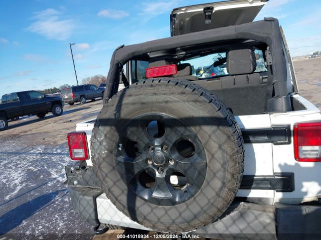 1C4BJWEG0FL771144 Jeep Wrangler Unlimited Sahara