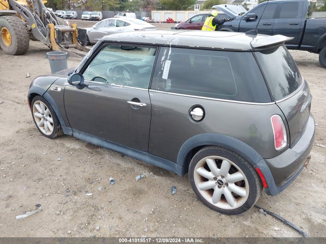 2006 MINI COOPER S WMWRE33566TN26543 Photo 2