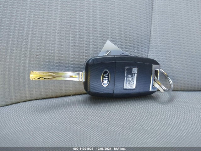 5XYKTCA68FG560937 KIA SORENTO LX