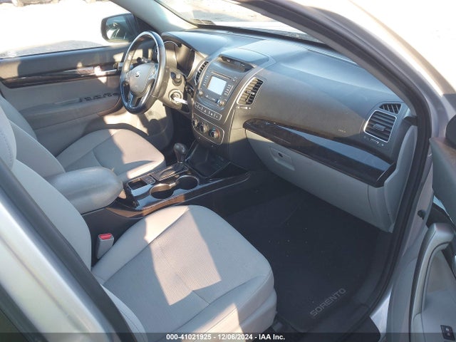 5XYKTCA68FG560937 KIA SORENTO LX