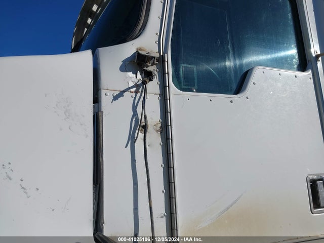 Продажа на аукционе авто 2000 Kenworth Construction T600, vin: 3WKAD69X0YF831010, номер лота: 41025106