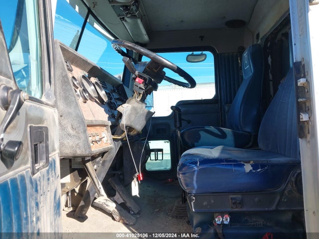 Продажа на аукционе авто 2000 Kenworth Construction T600, vin: 3WKAD69X0YF831010, номер лота: 41025106