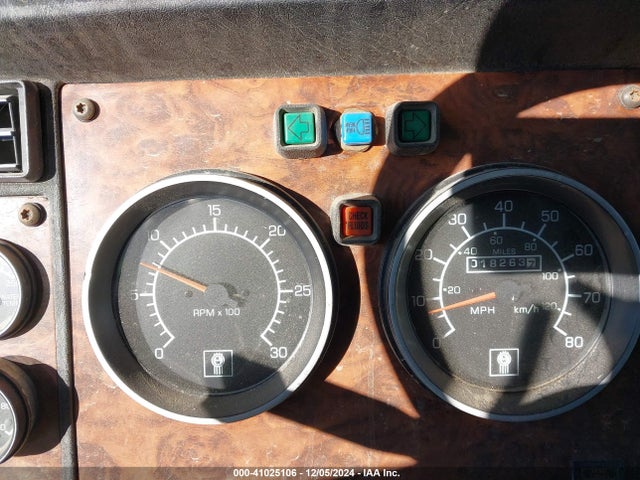 Продажа на аукционе авто 2000 Kenworth Construction T600, vin: 3WKAD69X0YF831010, номер лота: 41025106