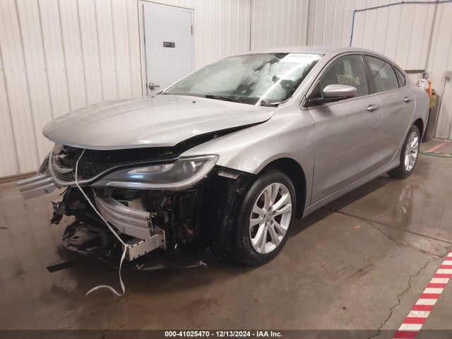 Chrysler 200 Limited 2015 1C3CCCABXFN602961 Image 2