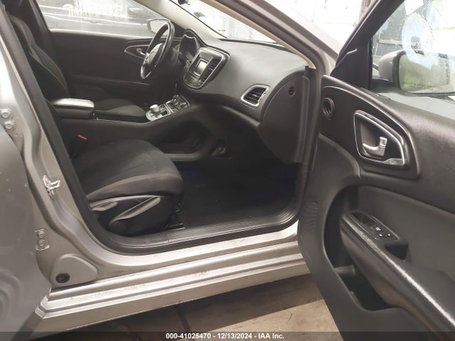 Chrysler 200 Limited 2015 1C3CCCABXFN602961 Image 5