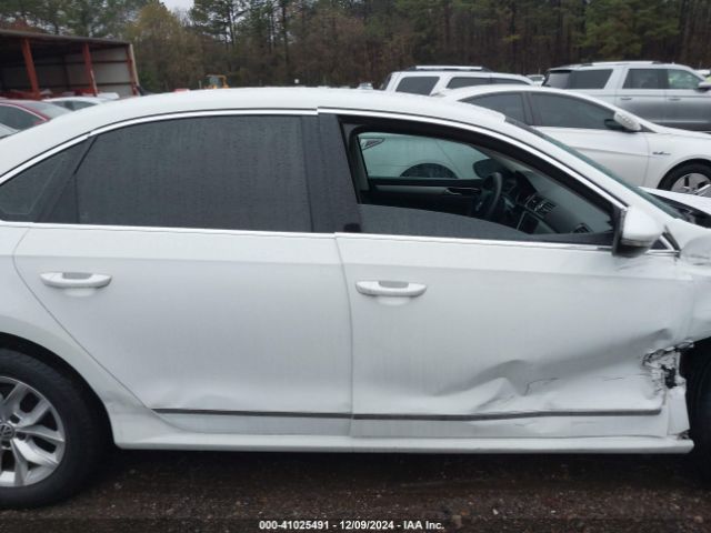 1VWAT7A3XGC029718 Volkswagen Passat 1.8t S