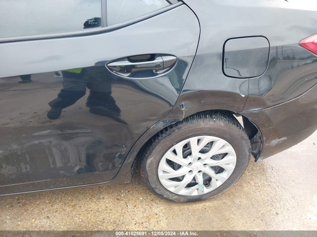 Toyota COROLLA LE 2018 5YFBURHE7JP847932 Image 18