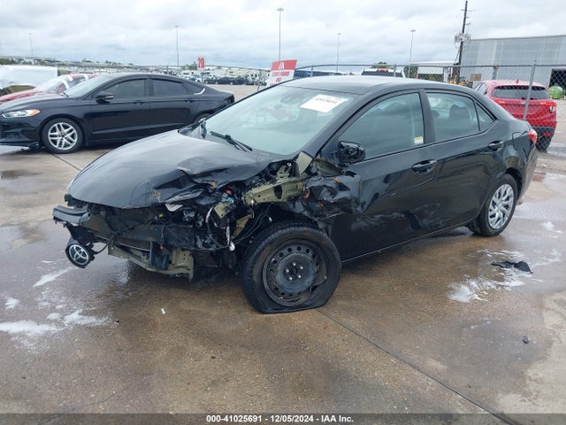 Toyota COROLLA LE 2018 5YFBURHE7JP847932 Image 2