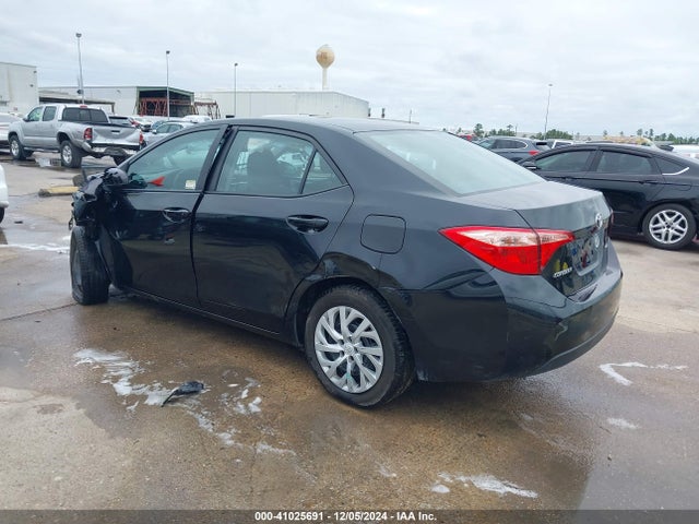 Toyota COROLLA LE 2018 5YFBURHE7JP847932 Image 3