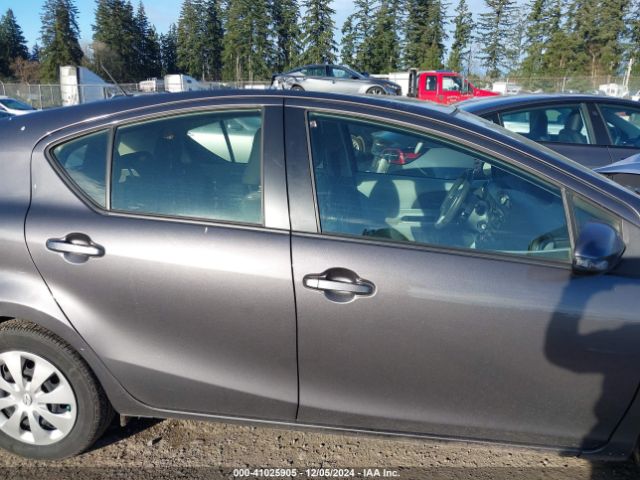 JTDKDTB37E1575042 Toyota Prius C Two