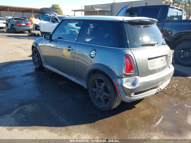 2006 MINI COOPER S WMWRE33516TJ48308 Photo 2