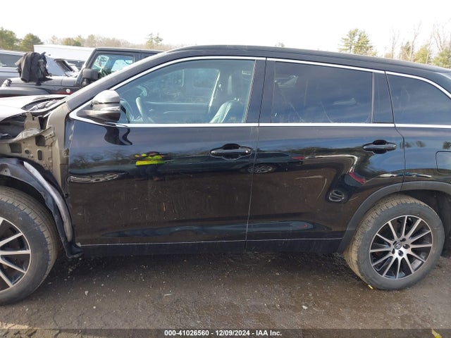 5TDJZRFH6JS889607 Toyota Highlander Se