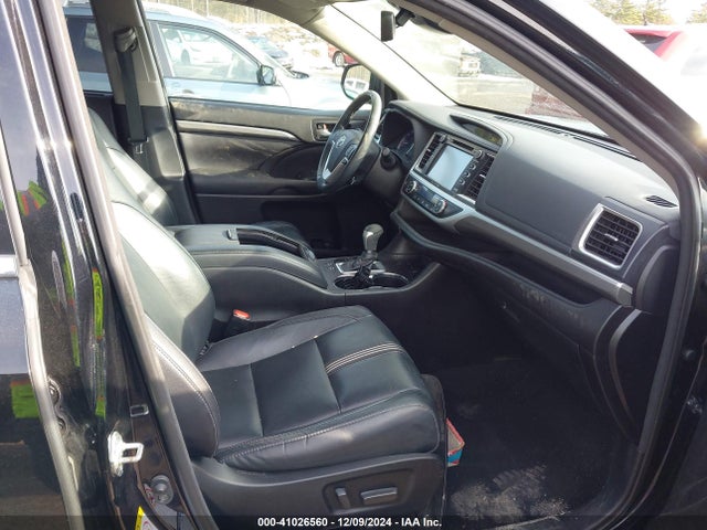 5TDJZRFH6JS889607 Toyota Highlander Se